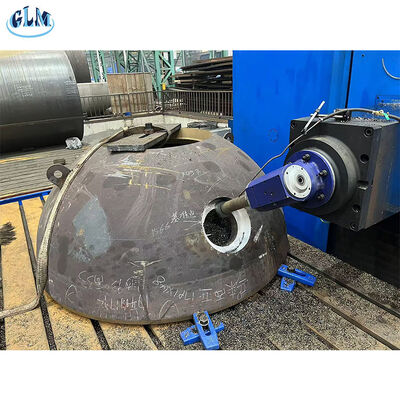 Sau khi đầu bán cầu được hình thành, các lỗ được khoan và củng cố được thực hiện theo tính toán áp suất để đảm bảo độ bền.